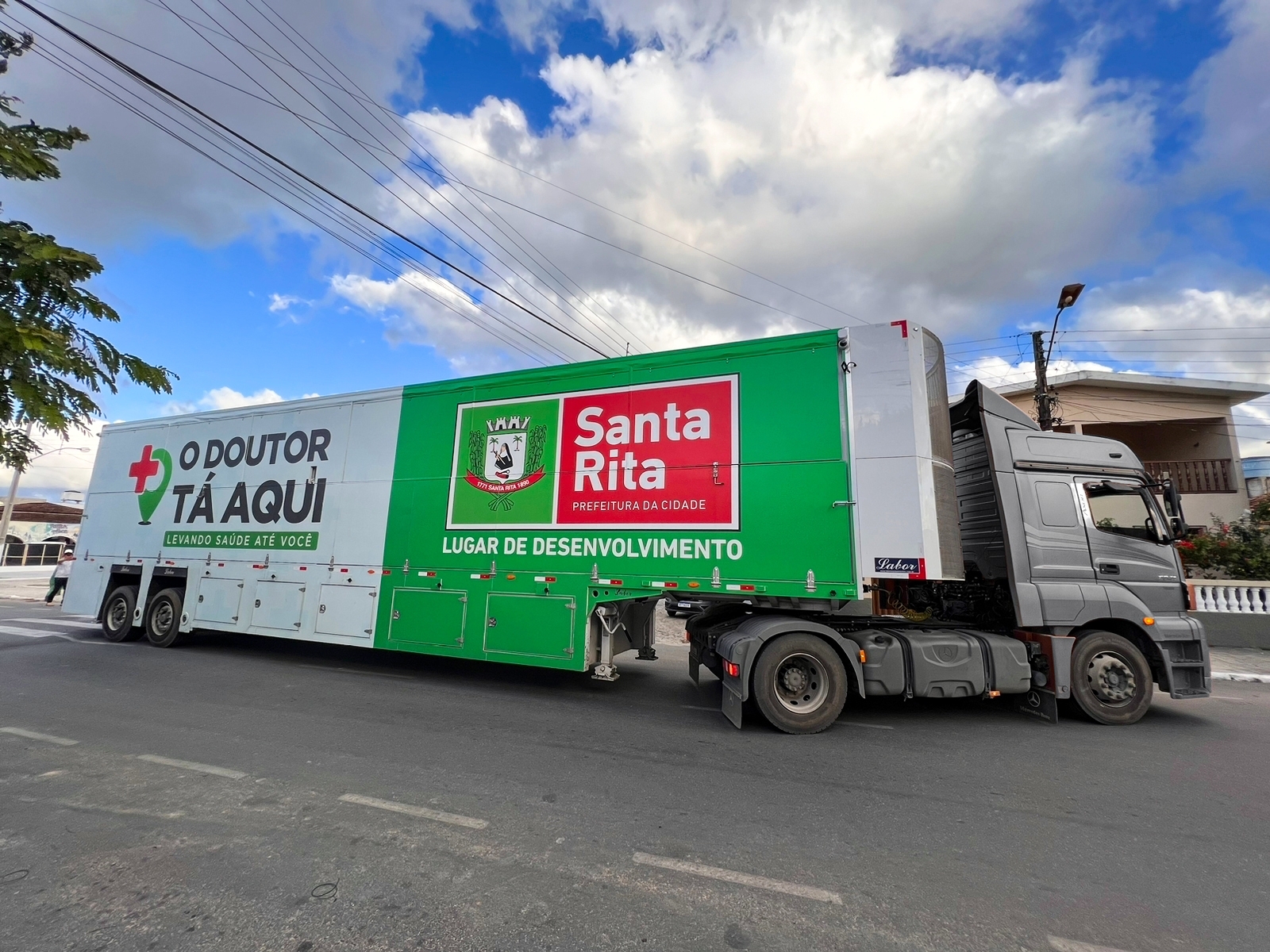 Prefeitura de Santa Rita entrega Carreta da Saúde e lança programa O Doutor Tá Aqui 